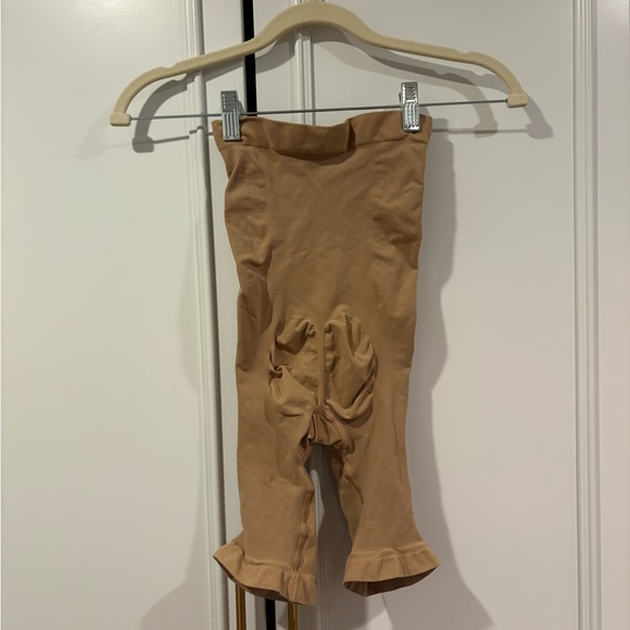 BNWOT Skims Seamless Sculpt High Waisted Above the Knee Shorts Ochre M - Picture 5 of 6